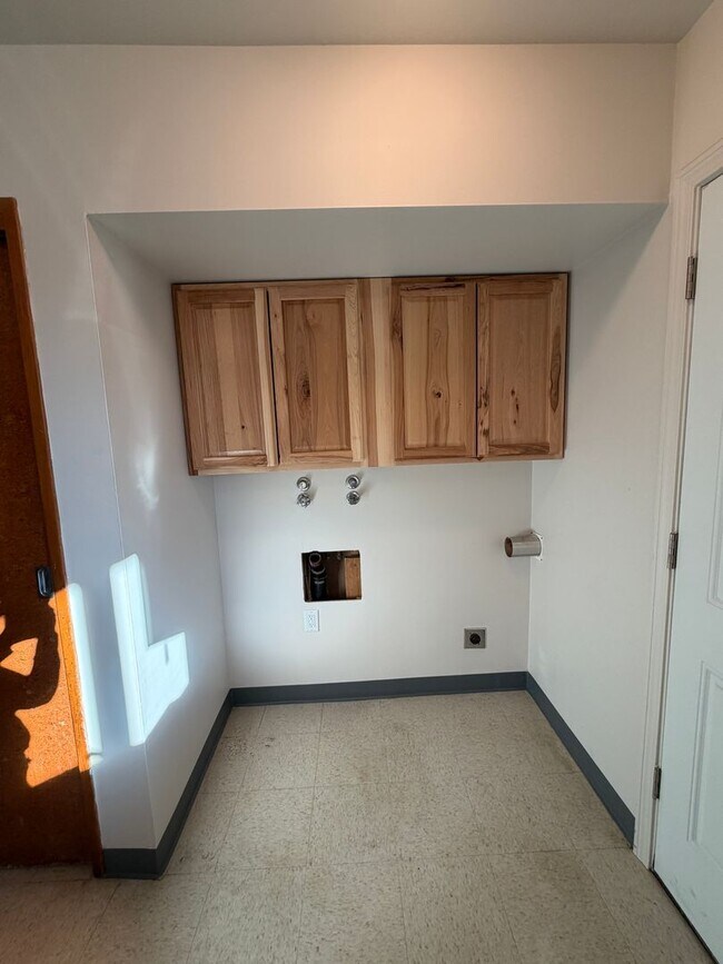 Building Photo - 3 Bedroom Duplex, Fully Updated