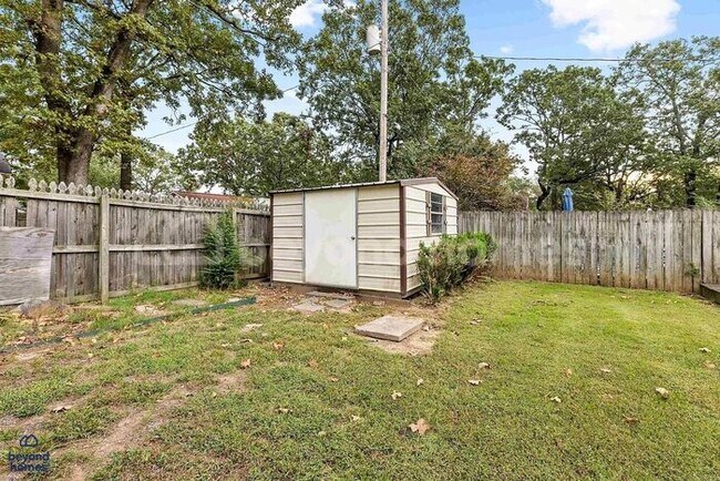 Building Photo - Beautiful 3-Bed 2 Bath Home with Massive Fenced Yard & Private Deck!