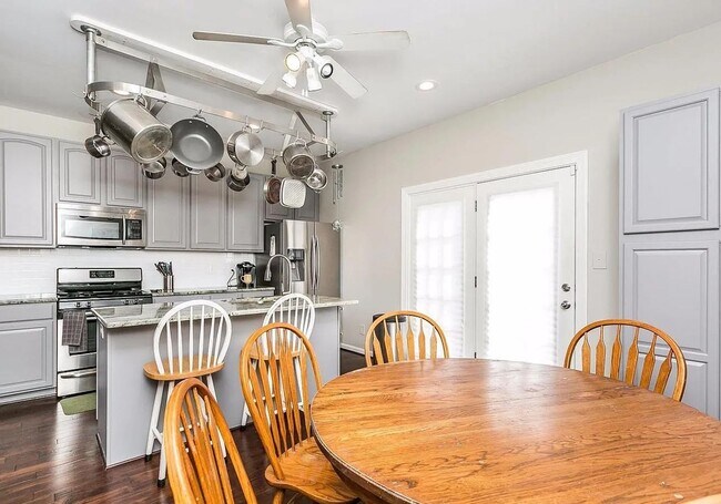 Building Photo - 3BR/4BA End-Unit Townhome with Rooftop Dec...