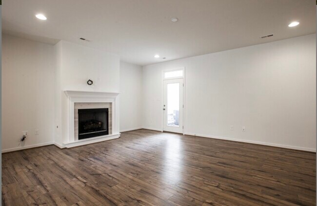 Building Photo - 4011 Tin Roof Way