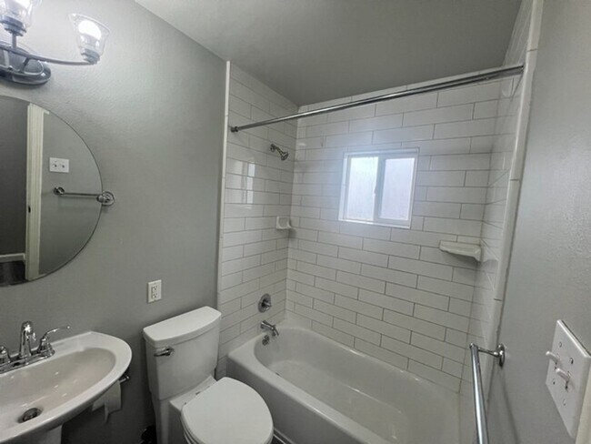 Building Photo - One Bedroom Upstairs Reno Apartment