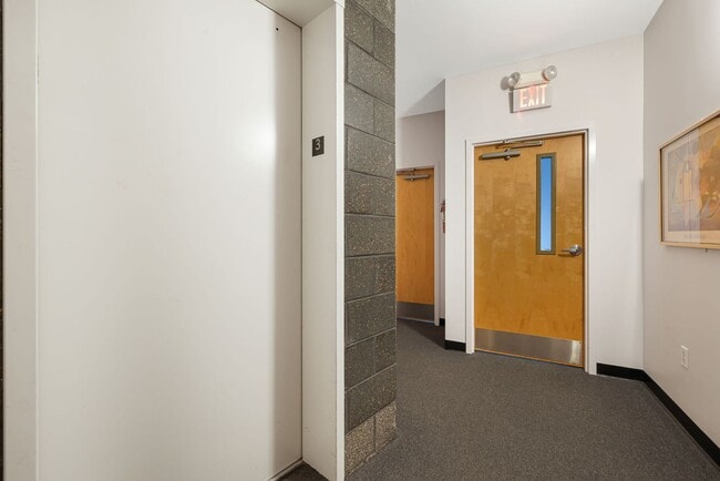 Building Photo - Stylish Studio Condo in Downtown Asheville – Rare Top-Floor Find