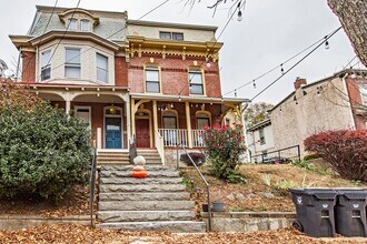 Building Photo - 811 N Van Buren St