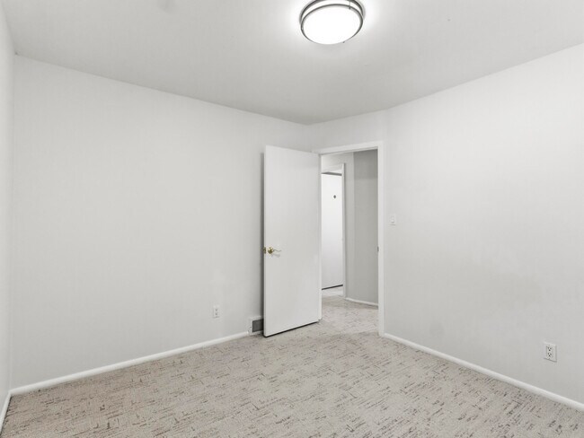 Building Photo - 4913 N Navajo Ave