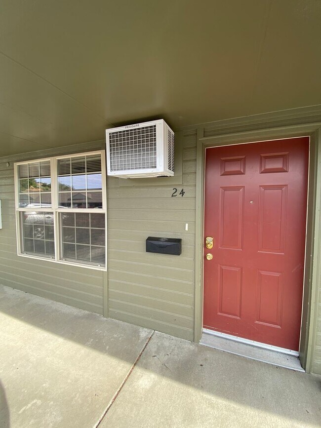 Building Photo - Simple, Spacious, And Ready For You!