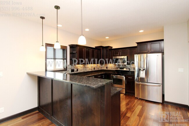 Building Photo - OVER 2000 SQ FT!!   5 Bedroom, 3.5 Bath Home in Urbandale
