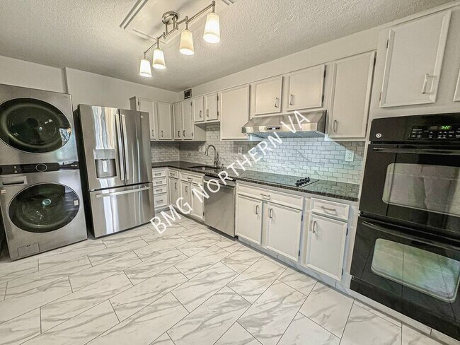 Building Photo - 309 Yoakum Pkwy