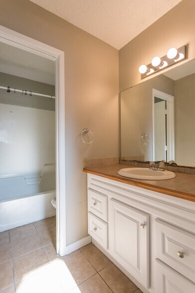 Building Photo - 1021 Illinois St