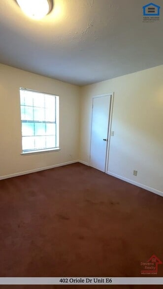 Building Photo - 402 Oriole Dr