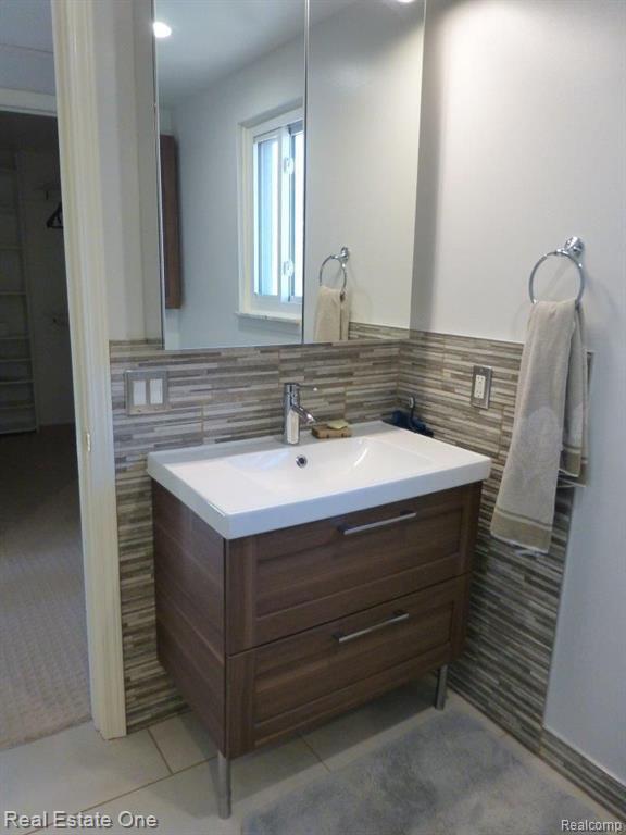 Building Photo - 5837 Folkstone Dr