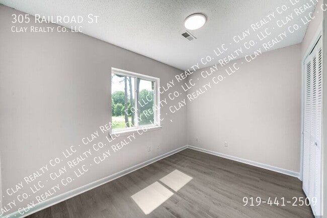 Building Photo - 305 Railroad St