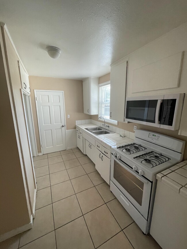 Building Photo - 9635 Estacia St