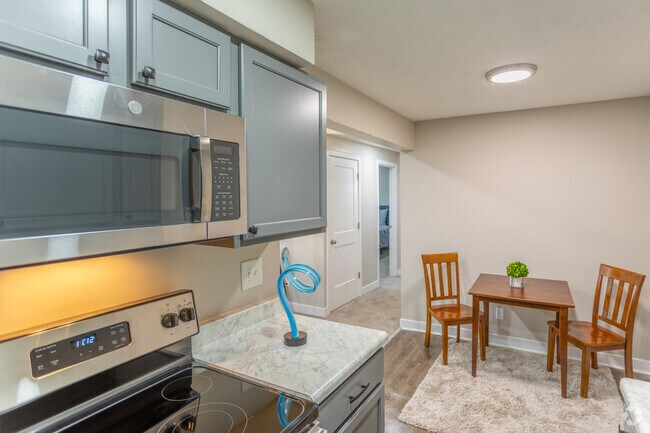 2BR, 1BA - 800 SF - Broadway 2