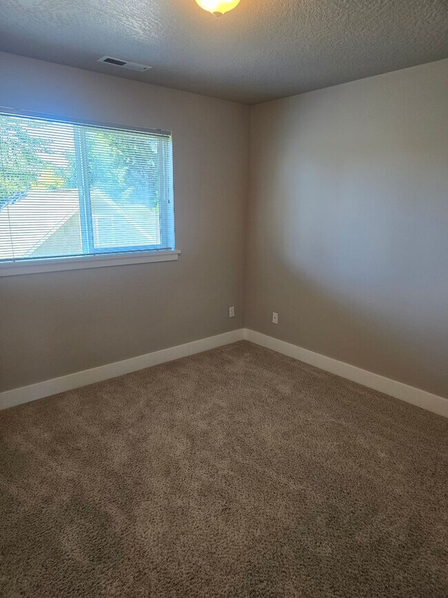 Building Photo - Beautiful 3 Bedroom Off Gilham