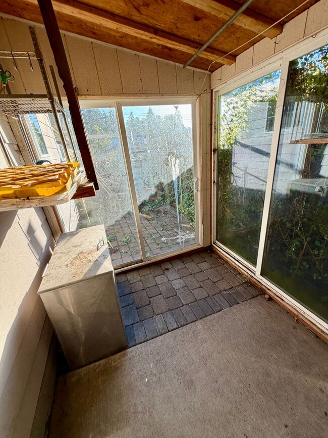 Building Photo - Cozy Ranch on Flag Lot~ Gleaming Hardwood ...