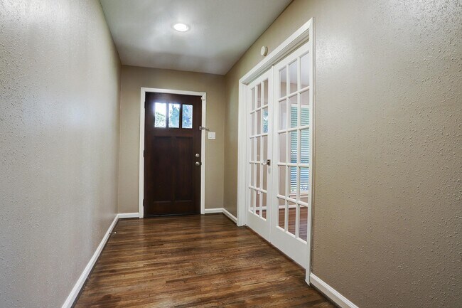 Building Photo - 9522 Emnora Ln