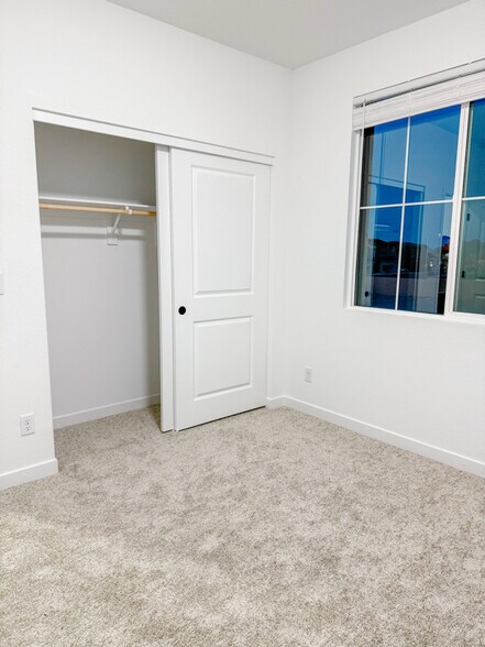 Building Photo - 885 Dunkirk River Ct