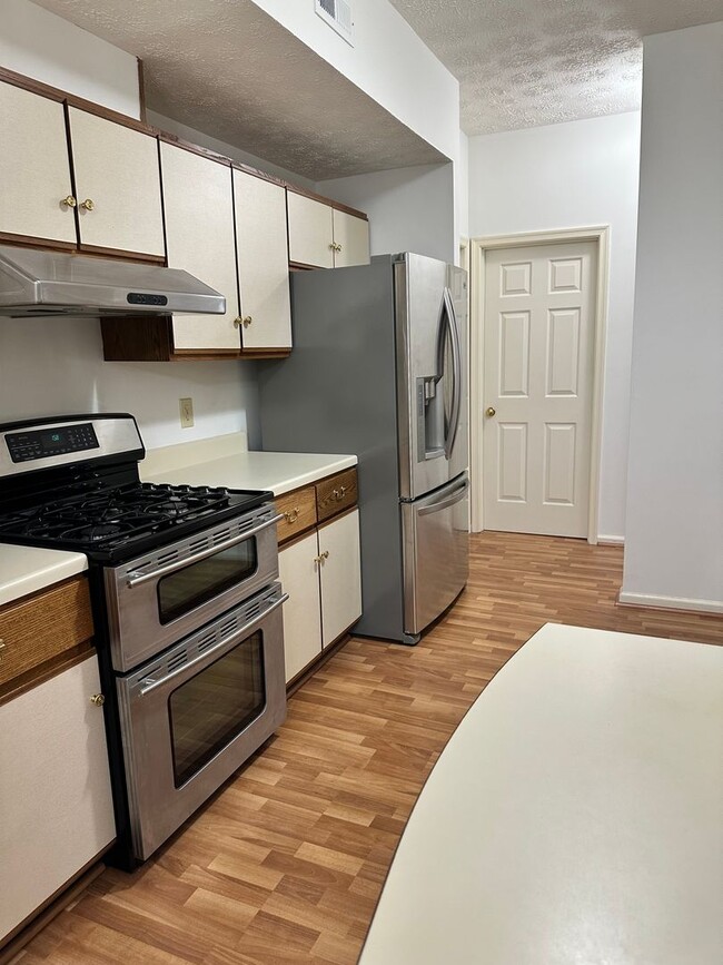 Building Photo - Townhouse in Chisel Run! Available Now