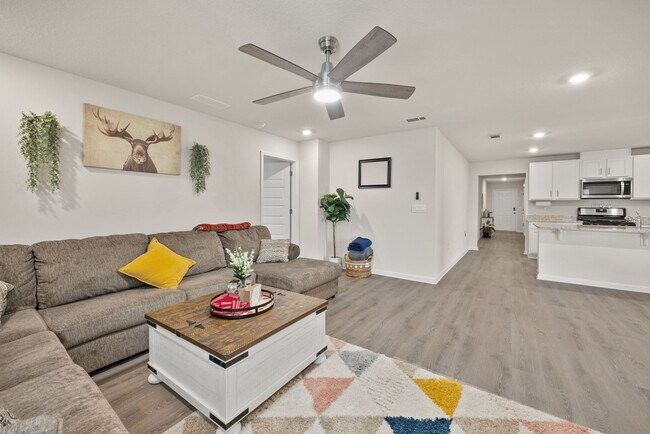 Building Photo - 4/2 Stunning Brick Home with community pool in Crestview