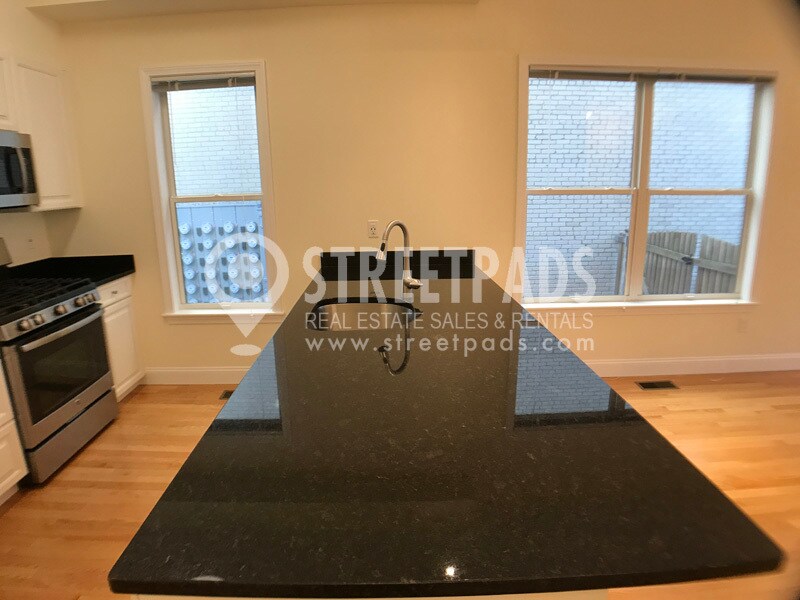 Building Photo - 15 Langdon St