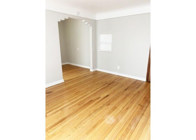 Interior Photo - Ludlow 950