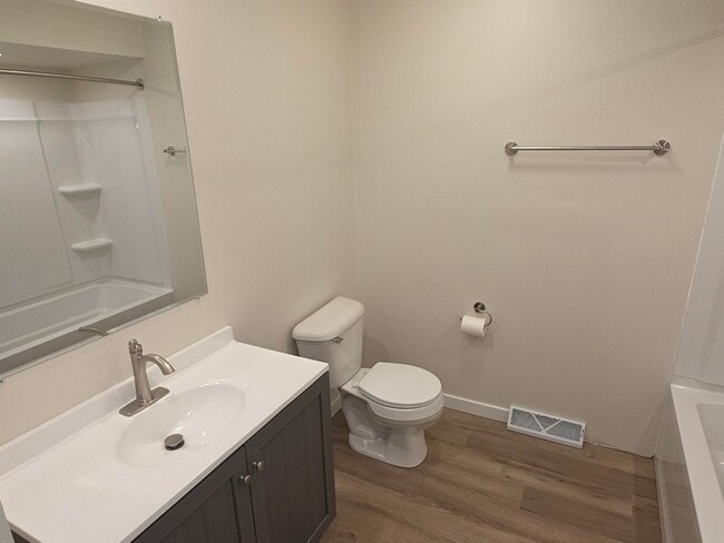 Building Photo - 539 East Ave