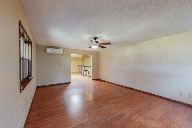 Building Photo - 501 Calle De