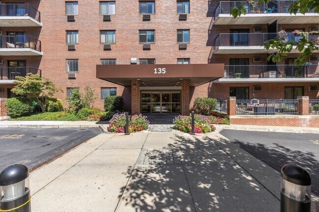 Building Photo - 135 Pleasant St