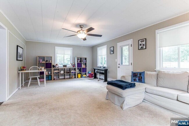 Building Photo - 354 Plaza