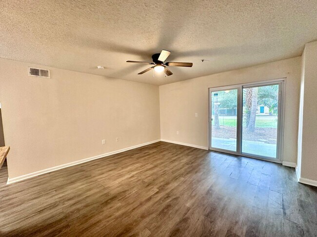 Building Photo - Newly Renovated 1B/1B Condo near Beach in ...