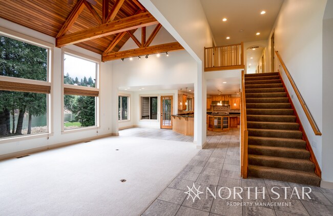 Building Photo - Gorgeous, Gated and Lake Front in Oregon City