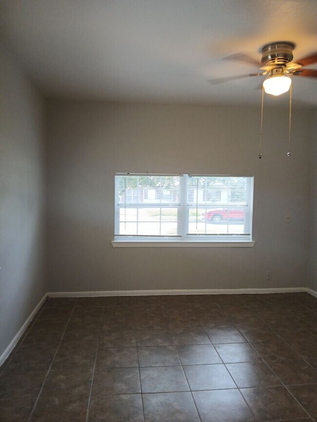 Building Photo - 4 Bedrooms and 1 Bath Near Hwy 75 and Fore...