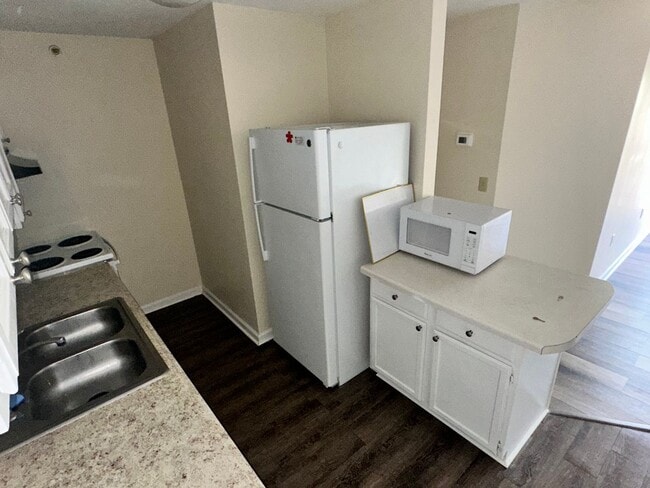 Building Photo - FALL SPECIAL-1/2 Off 2nd Mo! Lovely Condo,...