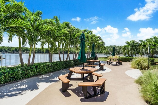 Building Photo - 400 Kings Point Dr