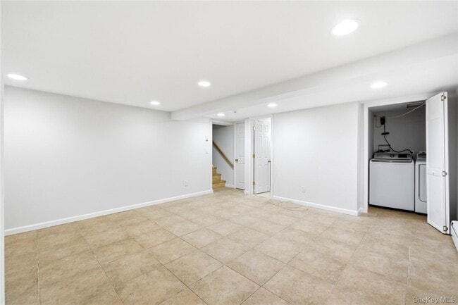 Building Photo - 14 Oak Dr