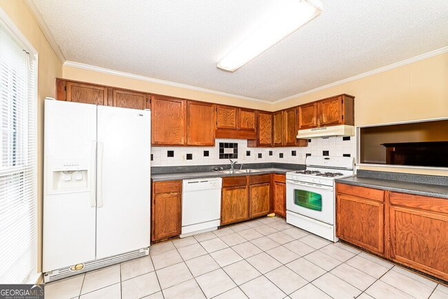 Building Photo - 700 Redland Dr
