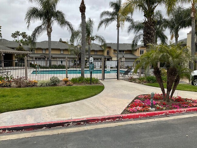 Building Photo - FOR LEASE 3 BEDROOM 2.5 BATH 2 Story Condo...