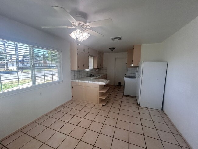 Building Photo - Move in Ready in  Hanford 3 bedroom, 1 bath with large yard!