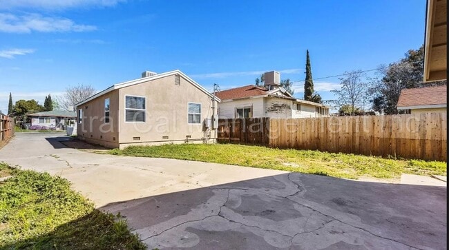 Building Photo - 2 Bedroom/1 Bath Home - $1395 Per Month!