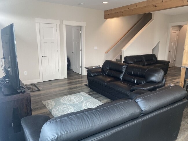 Building Photo - Year Round Rental- 4 bedroom, 2.5 bath in ...