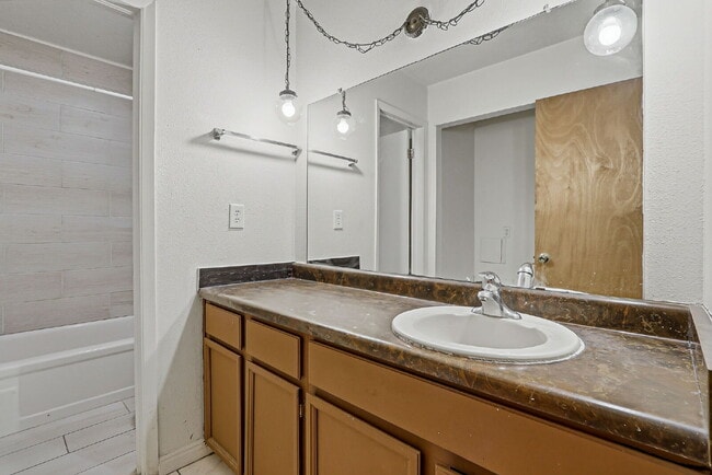 Building Photo - "Charming 3-Bedroom Retreat with 2 Full Baths