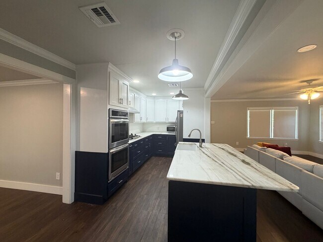 Building Photo - 3808 Beverly Dr