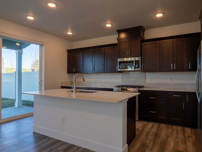 Building Photo - "READY NOW! 3-Bed PLUS Office-Townhouse Retreat in Eagle, ID – Spacious Living with 2.5 Baths!"