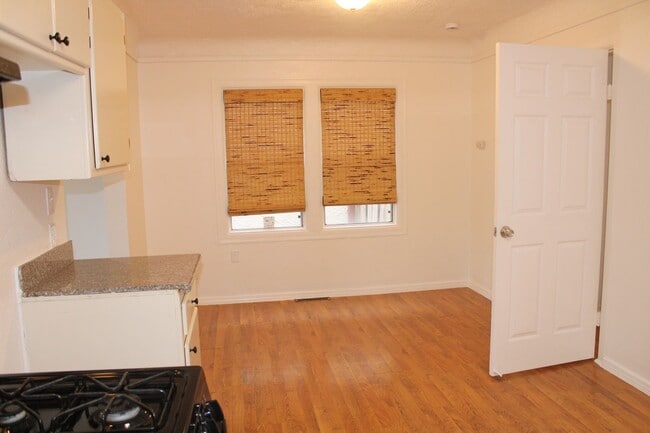 Building Photo - 3 Bedroom, 2 Bath in Single Family Home with BONUS Room Close to Downtown Pittsburg/BART