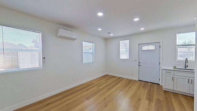 Building Photo - 5924 Whitewood Ave