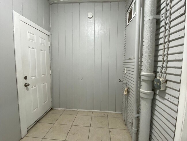 Building Photo - Studio Apartment in Downtown Stockton