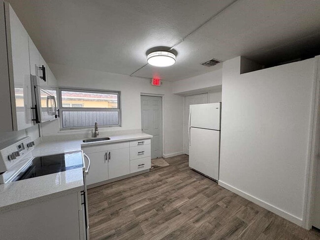 Building Photo - 3350 Powerline Rd