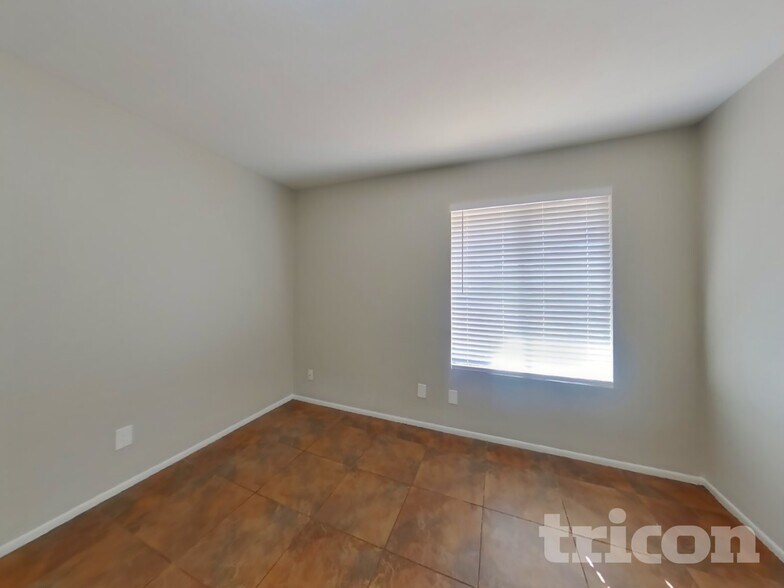 Building Photo - 570 W Myrna Ln