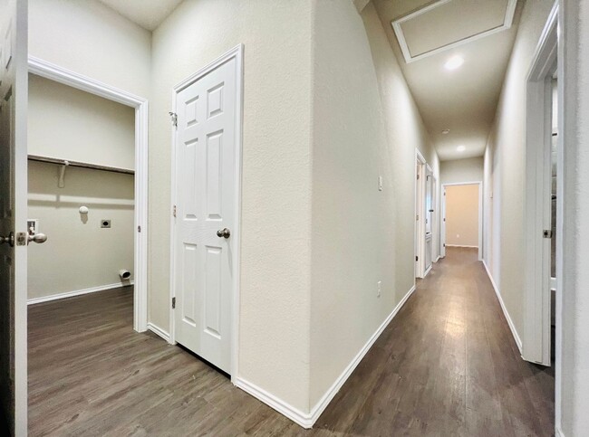 Building Photo - 3/2 Navarro ISD in Seguin