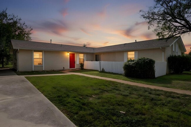 Building Photo - 2405 Parker Cir